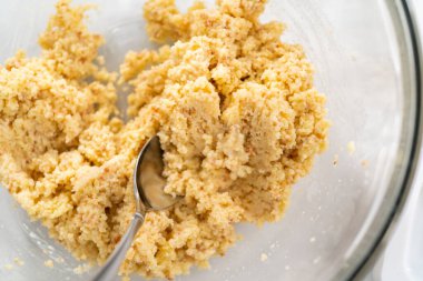 Deniz kızı keklerini hazırlamak için karıştırma kabının içindeki malzemeleri karıştırıyorum..