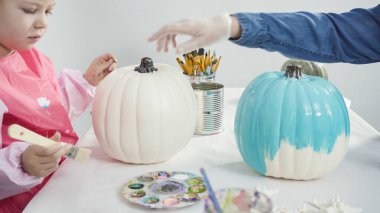 Adım adım. Süslü deniz kızı Cadılar Bayramı balkabağı yaratmak için akrilik boyalı balkabağı boyamak.