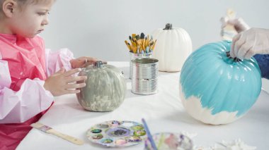 Adım adım. Süslü deniz kızı Cadılar Bayramı balkabağı yaratmak için akrilik boyalı balkabağı boyamak.