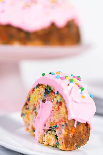 Vista Cerca Pastel Paquete Funfettti Rodajas Con Glaseado Crema Mantequilla — Foto de Stock