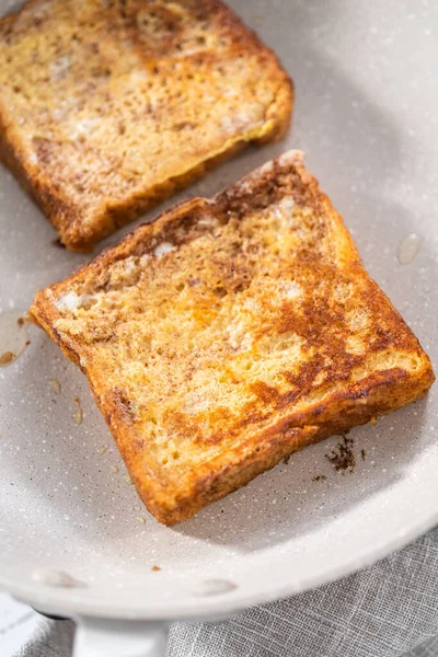 Wentelteefjes Bakken Een Aanbaklaag Koekenpan — Stockfoto