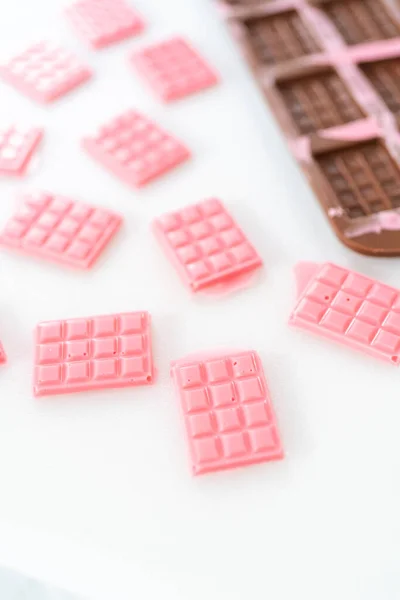 Fjernelse Mini Lyserøde Chokolader Fra Silikone Chokolade Skimmel - Stock-foto