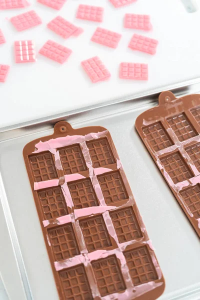 从硅胶巧克力模具中取出迷你粉红巧克力 — 图库照片