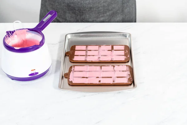 Füllung Silikon Schokoladenform Mit Geschmolzener Schokolade Für Mini Rosa Pralinen — Stockfoto