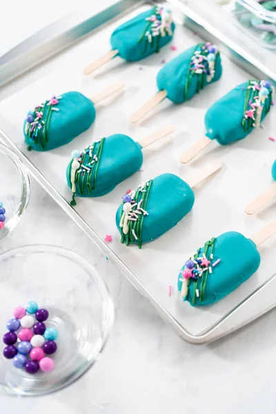 Decorating Cakesicles Drizzled Chocolate Chocolate Mermaid Tails Seashells — Stock Photo, Image