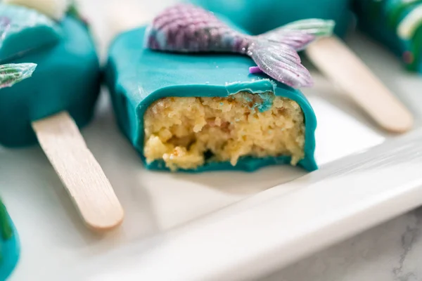 Aufgeschnittene Cakesicles Mit Einem Schoko Meerjungfrauen Schwanz — Stockfoto