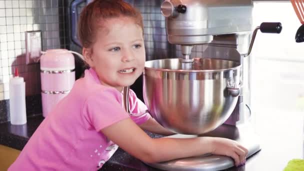 Küçük Kız Annesiyle Mutfakta Yassı Ekmek Pişiriyor — Stok video