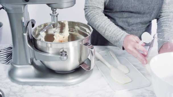 Míchání Ingrediencí Výrobu Funfetti Dort Kuchyni — Stock video
