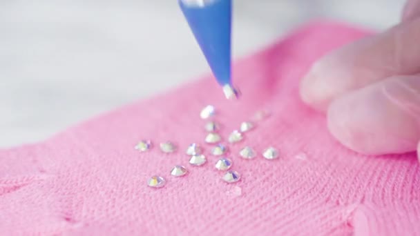 Rhinestone Roze Kids Handschoenen Met Sneeuwvlok Vormen — Stockvideo