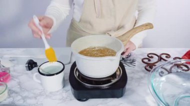 Ev yapımı lolipop yapmak için tencerede karamelize şeker.