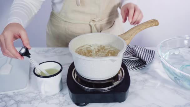 在平底锅中加糖制成自制棒棒糖 — 图库视频影像