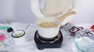 Ev yapımı lolipop yapmak için tencerede karamelize şeker.