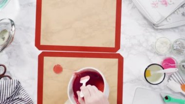 Mutfakta ev yapımı lolipoplar yapıyorum.