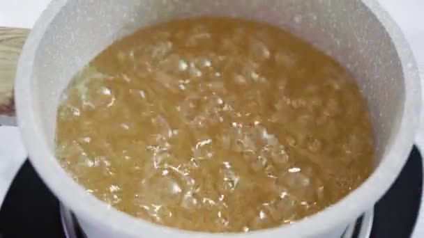在平底锅中加糖制成自制棒棒糖 — 图库视频影像