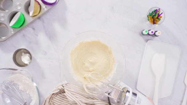 Hacer Cupcakes Vainilla Mardi Gras Con Glaseado Crema Mantequilla Italiana — Vídeos de Stock