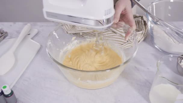 Making Mardi Gras Vanilla Cupcakes Italian Buttercream Frosting — Stock Video