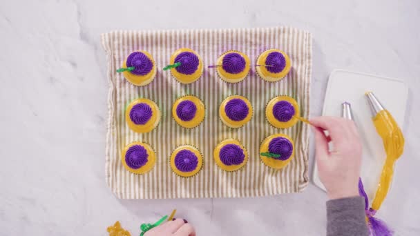 Mardi Gras Vanilla Cupcakes Foil Cupcake Cups Decorated Italian Buttercream — Stock Video