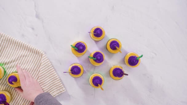 Mardi Gras Vanilla Cupcakes Foil Cupcake Cups Decorated Italian Buttercream — Stock Video