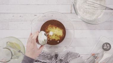 Çikolatalı ahududu kekleri pişirmek için malzemeler karıştırıyorum..