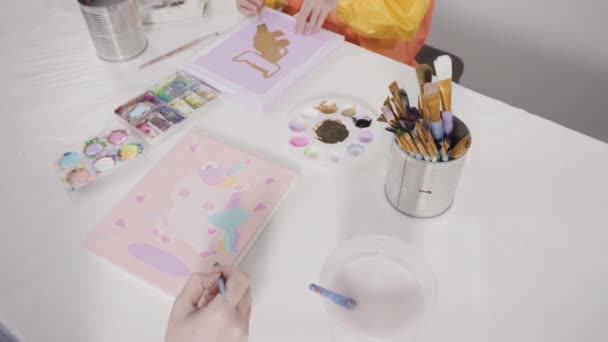 Mała Dziewczynka Maluje Farbą Akrylową Płótnie Swoją Matką Odległego Projektu — Wideo stockowe