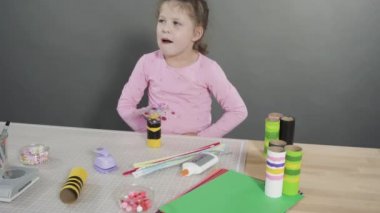 Çocuk kâğıtları. Kağıt hataları yaratmak için boş tuvalet kağıtlarını akrilik boyayla boyamak..