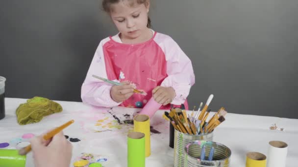 Kinder Basteln Leere Toilettenpapierrollen Mit Acrylfarbe Bemalen Papierkäfer Erzeugen — Stockvideo