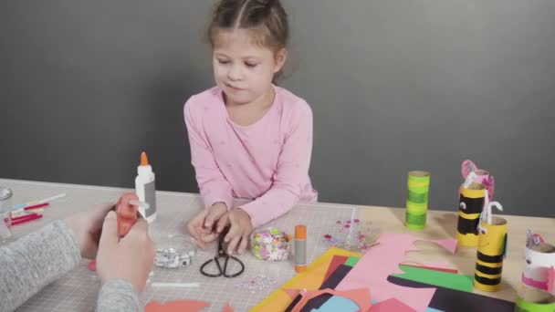 Kleuterpapier Schilderen Lege Papier Rollen Met Acryl Verf Papier Bugs — Stockvideo