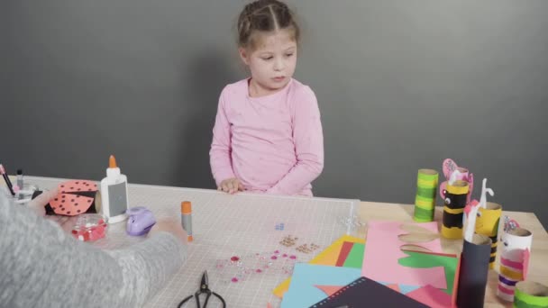Papelaria Infantil Pintura Rolos Papel Higiênico Vazios Com Tinta Acrílica — Vídeo de Stock