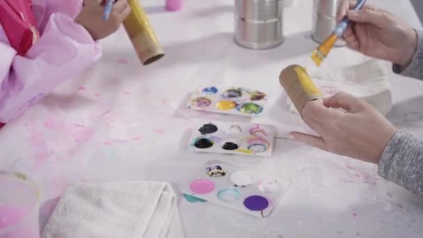 孩子们纸筏 用丙烯酸涂料涂刷空的卫生纸辊 造成纸屑 — 图库视频影像