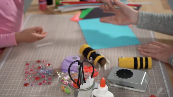 아이들은 종이로 뗏목입니다 화장지에 아크릴 페인트를칠 벌레를 만든다 — 비디오