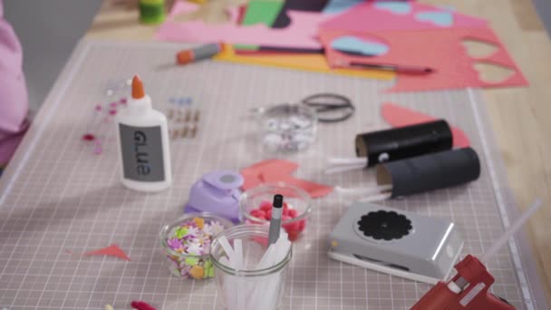 Детская Бумажная Работа Рисование Пустых Рулонов Туалетной Бумаги Акриловой Краской — стоковое видео