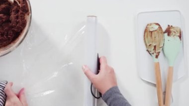 Çikolatalı kurabiye yapmak, mutfakta malzemeleri karıştırmak.  