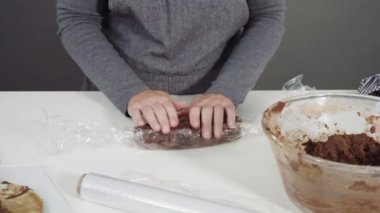 Çikolatalı kurabiye yapmak, mutfakta malzemeleri karıştırmak.  