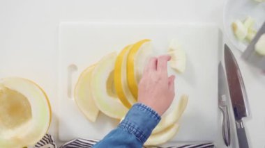 Kesme tahtasında dilimlenmiş altın gibi lezzetli kavun..