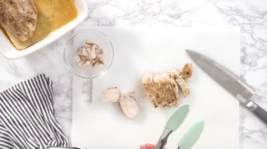 Pişmiş ve dilimlenmiş tavuk göğsü. Yakın çekim.