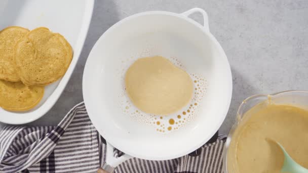 Membuat Pancake Labu Segar — Stok Video