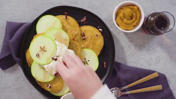 一堆堆新鲜的南瓜薄饼放在黑盘上 — 图库视频影像