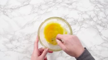 Mutfakta çörekler yapmak için malzemeleri karıştırıyorum.