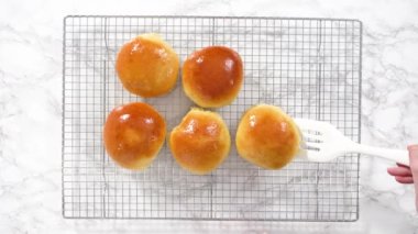 Mutfak rafında taze pişmiş çörekler serinliyor..