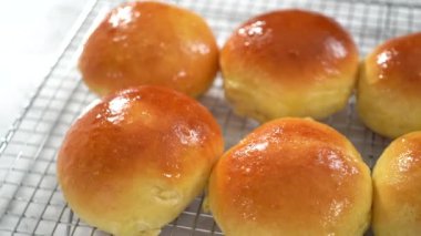 Mutfak rafında taze pişmiş çörekler serinliyor..