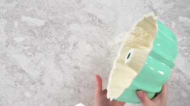 Üstünde pembe tereyağlı krema ve içinde tereyağlı pasta yapıyorum..