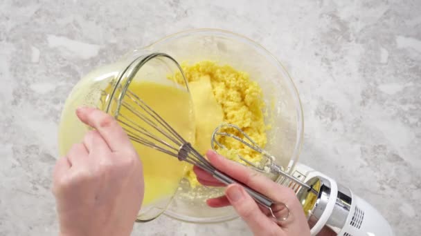 Hacer Pastel Paquete Funfettti Con Glaseado Crema Mantequilla Rosa Parte — Vídeos de Stock