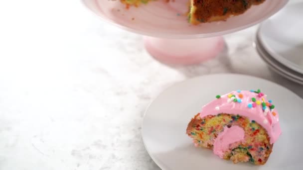 Gâteau Funfettti Bundt Tranchant Avec Glaçage Crème Beurre Rose Sur — Video