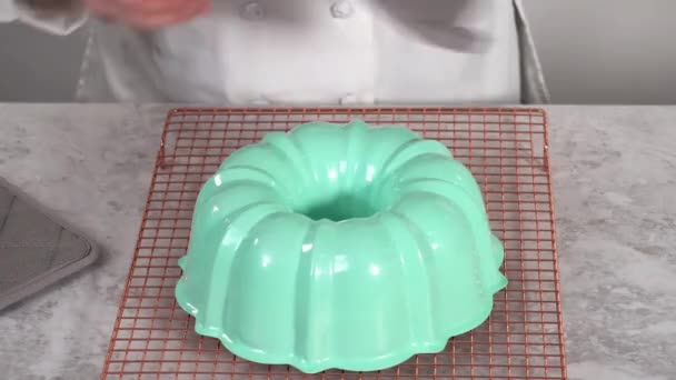 Hacer Pastel Paquete Funfettti Con Glaseado Crema Mantequilla Rosa Parte — Vídeo de stock