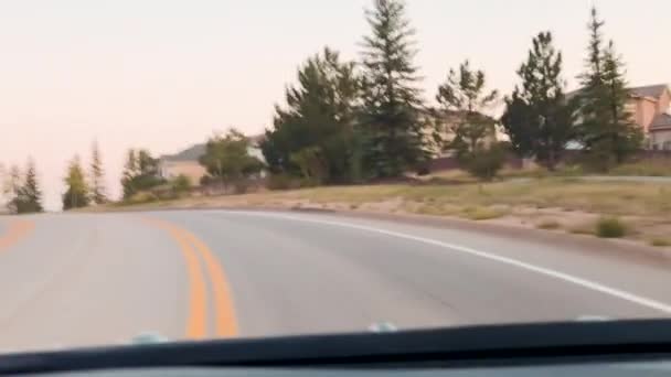 郊外アメリカの典型的な舗装された田舎道を運転する — ストック動画