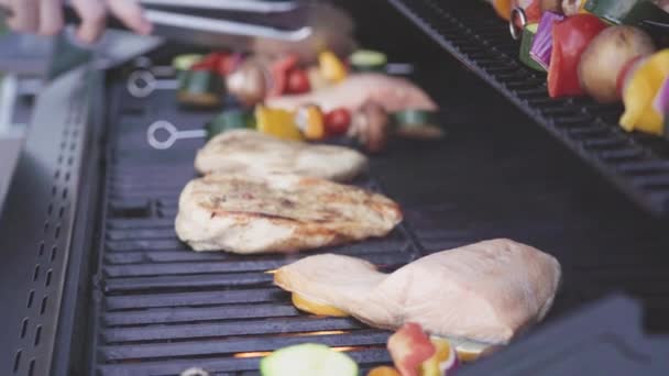 大西洋のサーモン 鶏の胸肉 野菜の串焼き ベジタリアンバーガーを屋外グリルで焼く — ストック動画