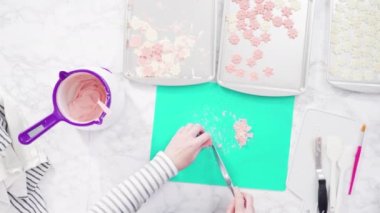 Fazla çikolatayı, kar taneleri şeklindeki çikolatalardan küçük bir mutfak bıçağıyla budamak..