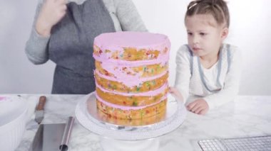 Üç katlı kremalı kremalı vanilyalı pasta..