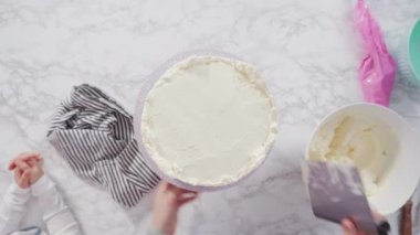 Üç katlı kremalı kremalı vanilyalı pasta..