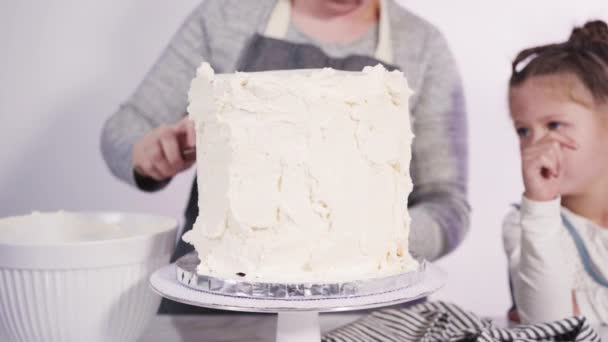 Frosting Ronde Drie Lagen Vanille Cake Met Boterroom Glazuur — Stockvideo